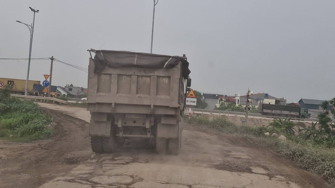 Xe tải chở cát san lấp khu công nghiệp gây ô nhiễm môi trường, mất ATGT tại Bắc Ninh- Ảnh 6.