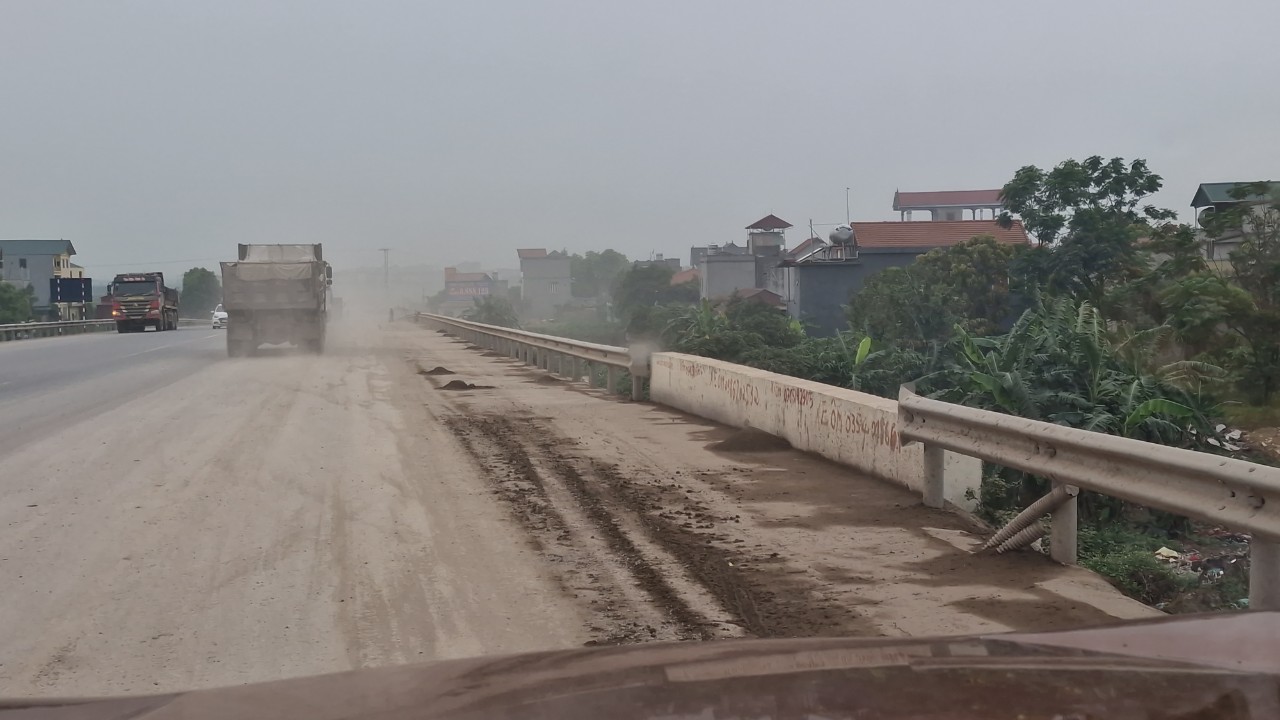 Xe tải chở cát san lấp khu công nghiệp gây ô nhiễm môi trường, mất ATGT tại Bắc Ninh- Ảnh 3.