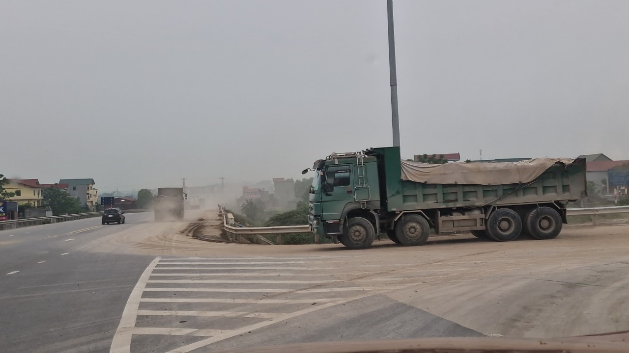 Xe tải chở cát san lấp khu công nghiệp gây ô nhiễm môi trường, mất ATGT tại Bắc Ninh- Ảnh 4.