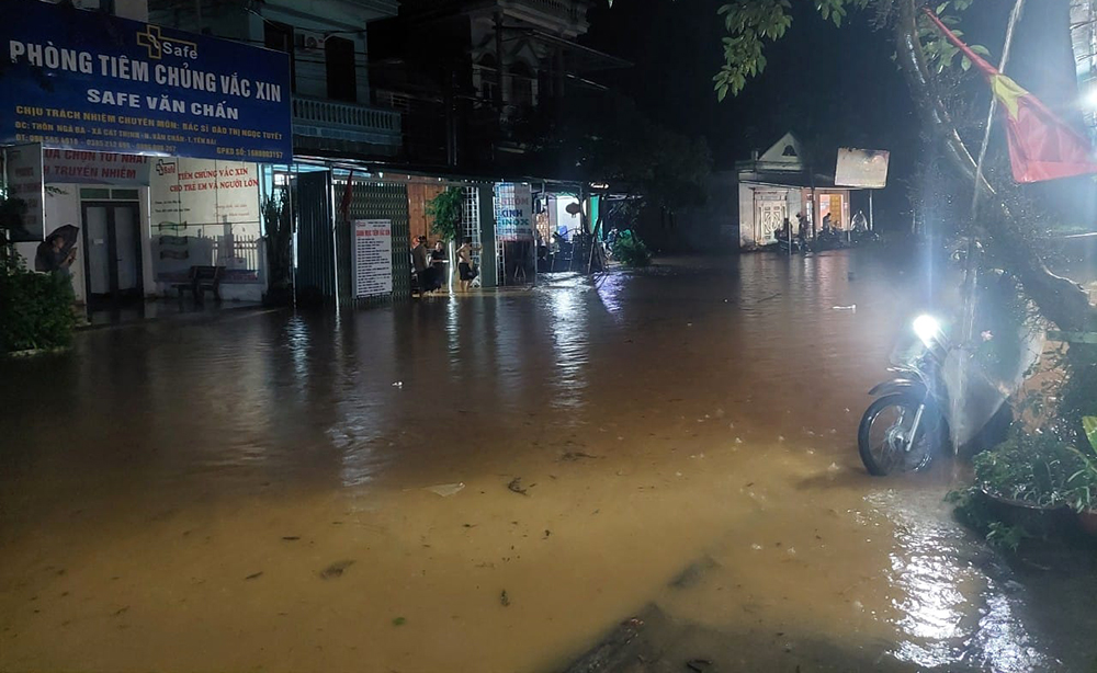 Mưa to kéo dài gây lũ lớn, ngập sâu nhiều khu vực ở Yên Bái- Ảnh 1.