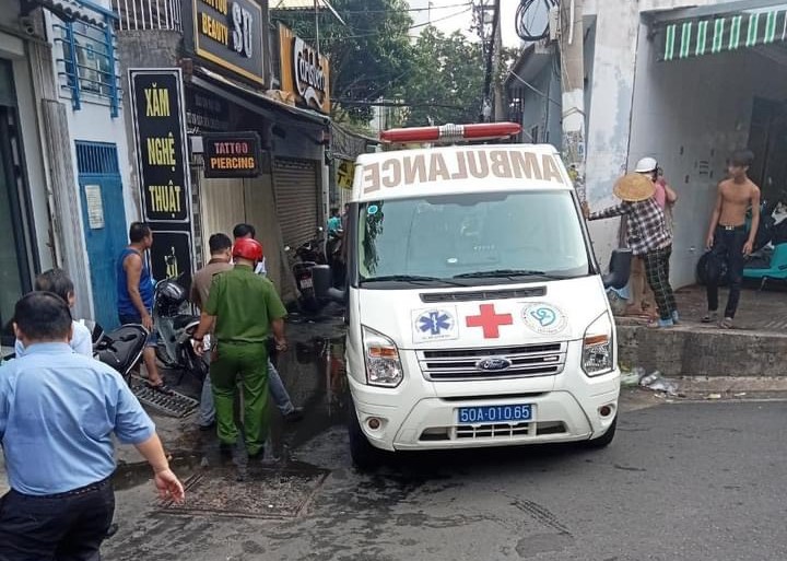 TP.HCM: Cháy nhà trong hẻm, 1 người tử vong, 4 người bỏng nặng- Ảnh 1.