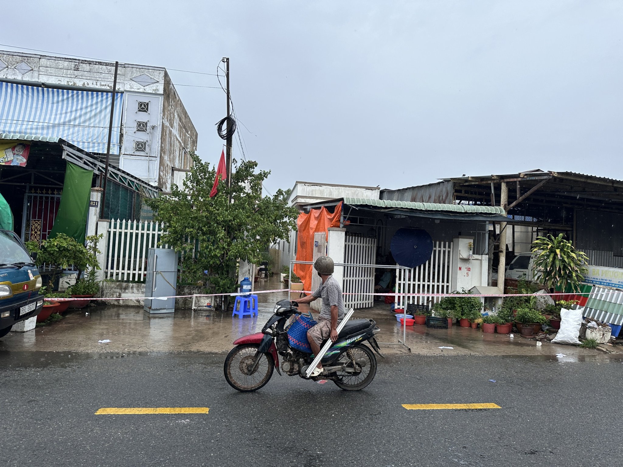 Sạt lở ven sông ở Cần Thơ làm gãy 10 ngôi nhà- Ảnh 6.