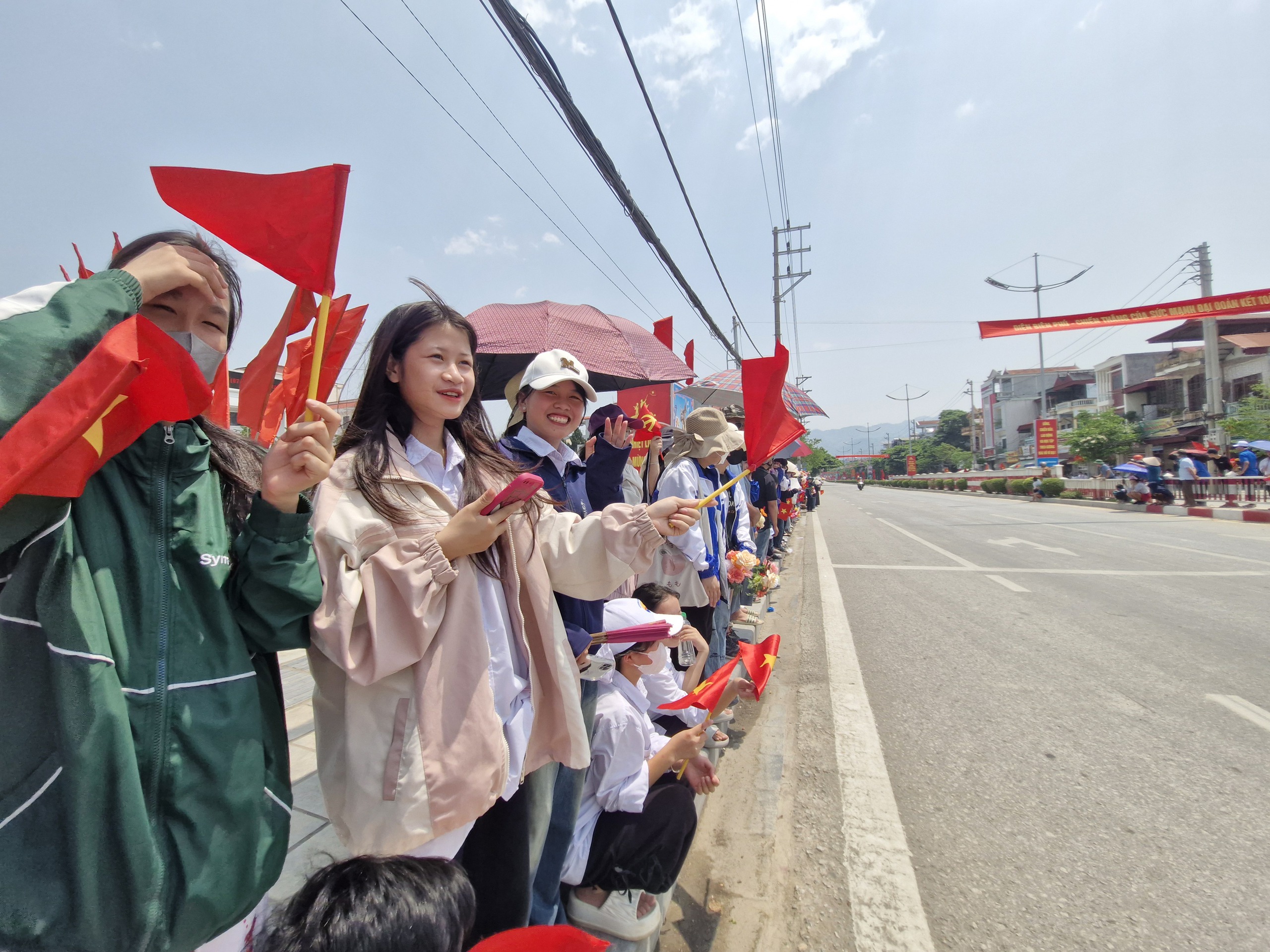 Đường phố Điện Biên Phủ rợp cờ, hoa trước ngày đại lễ- Ảnh 17.