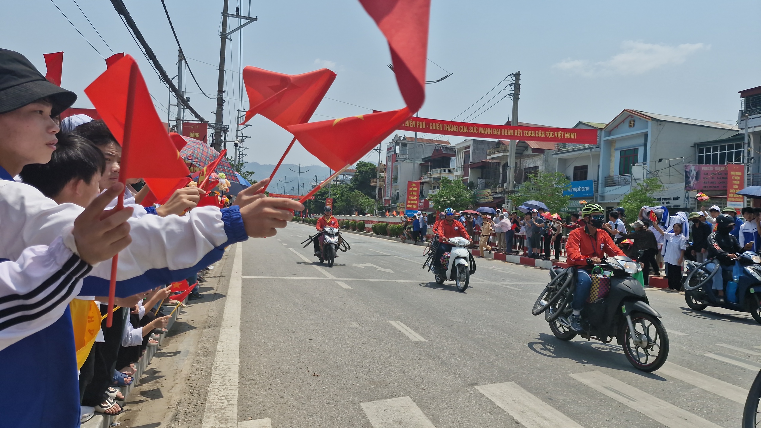 Đường phố Điện Biên Phủ rợp cờ, hoa trước ngày đại lễ- Ảnh 18.