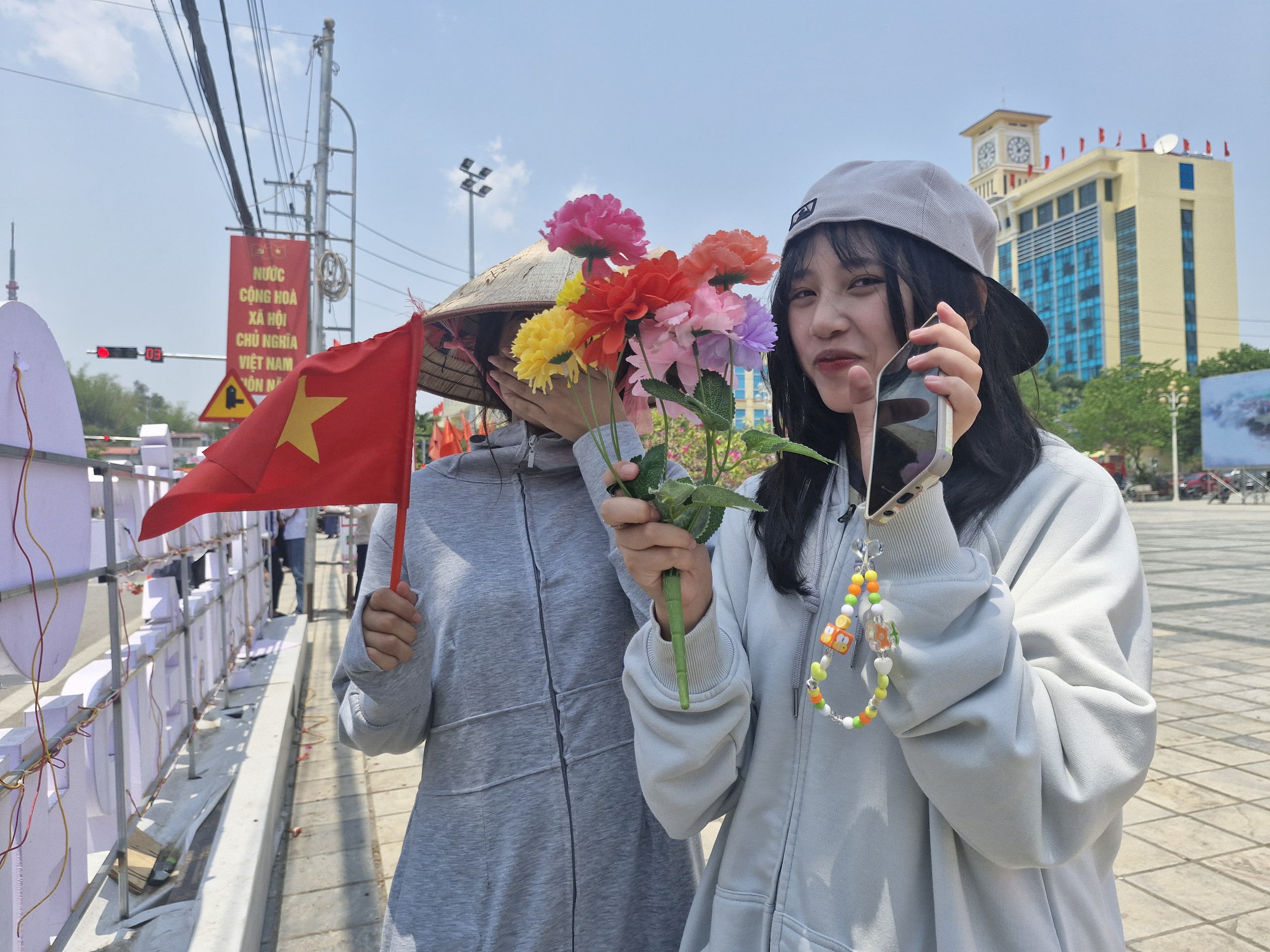 Đường phố Điện Biên Phủ rợp cờ, hoa trước ngày đại lễ- Ảnh 16.