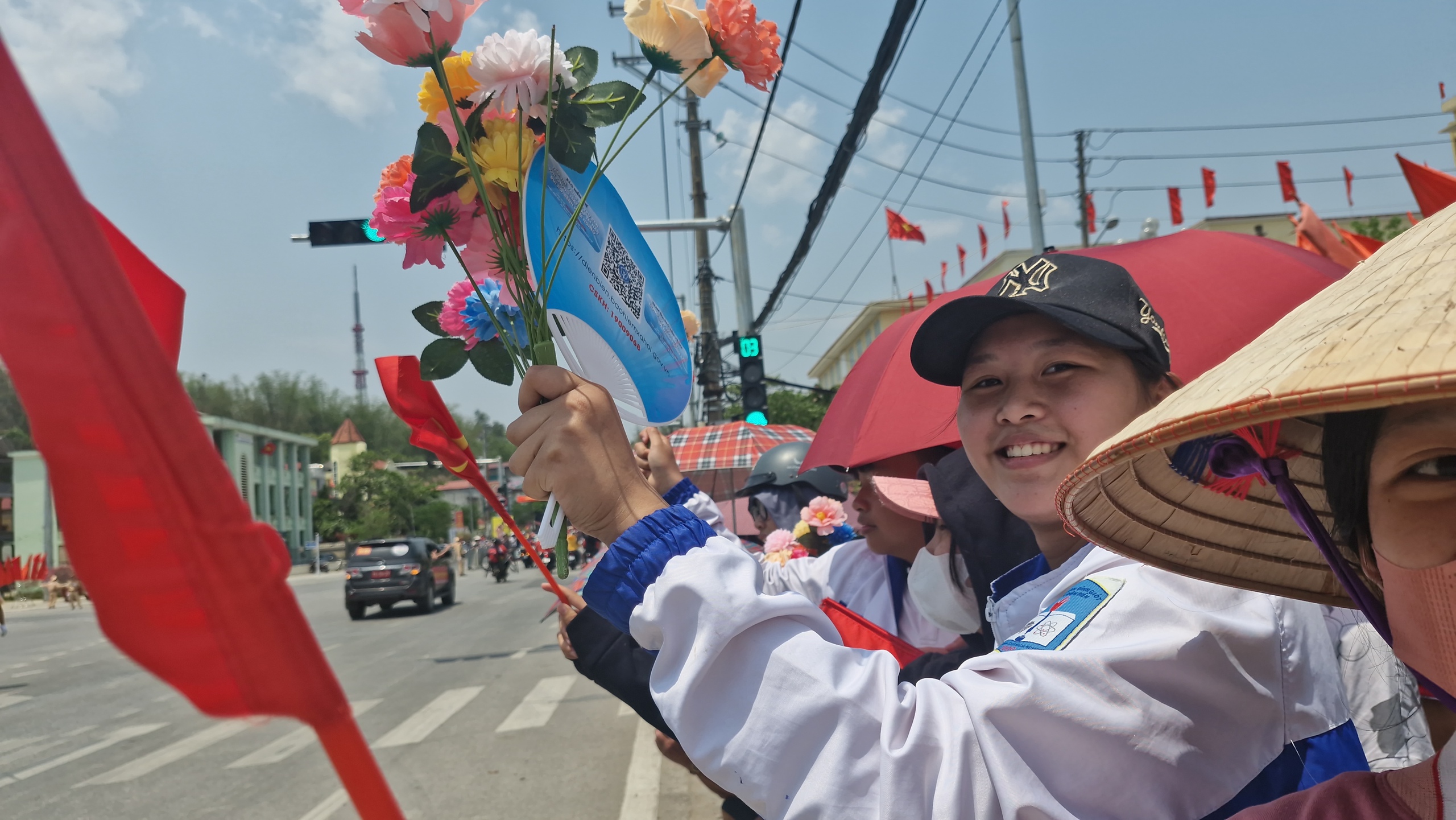 Đường phố Điện Biên Phủ rợp cờ, hoa trước ngày đại lễ- Ảnh 19.