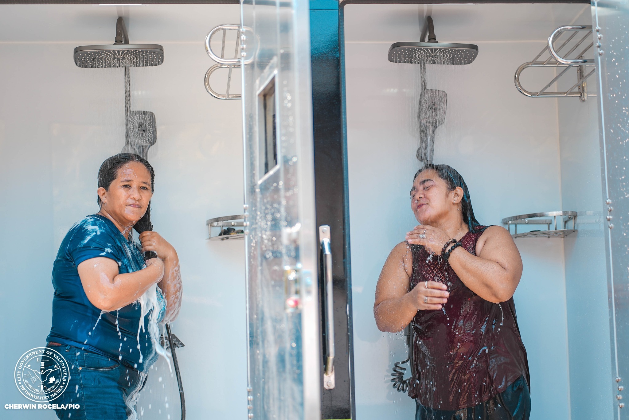 Người dân Philippines thích thú sử dụng các buồng tắm lưu động trên các xe tải. (Ảnh: Cơ quan Thông tin Philippines)