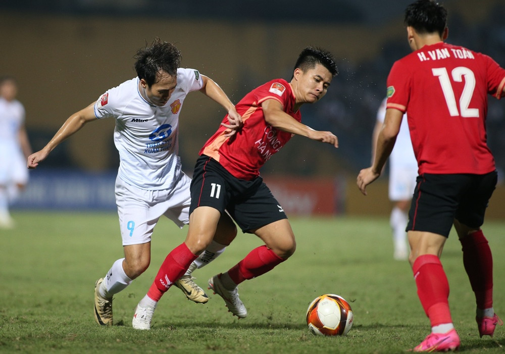 V-League: Quang Hải lập siêu phẩm, CAHN vẫn thua đau trên sân nhà- Ảnh 1.