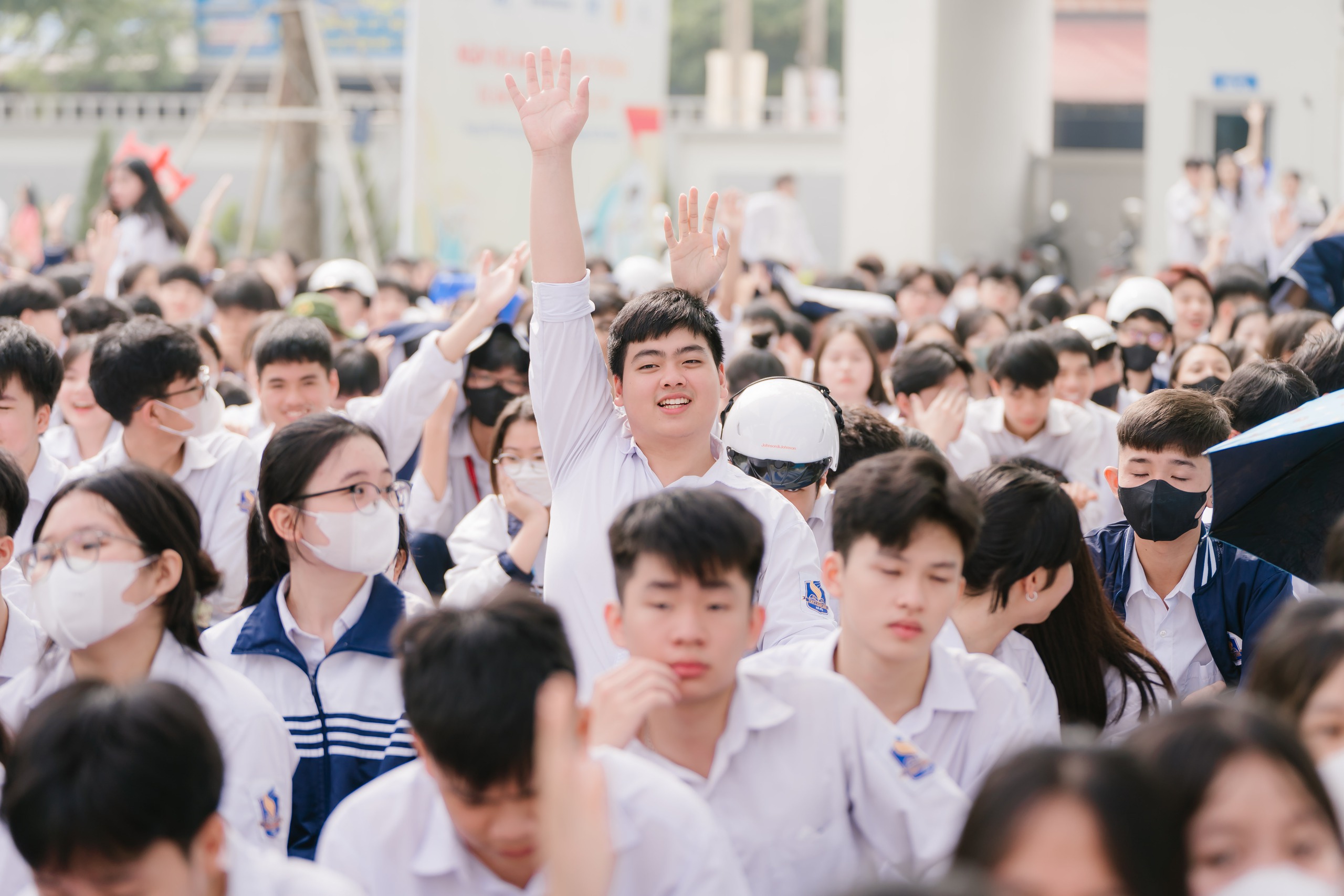Tặng hơn 1.500 mũ bảo hiểm cho học sinh cấp 3 Hà Nội- Ảnh 9.