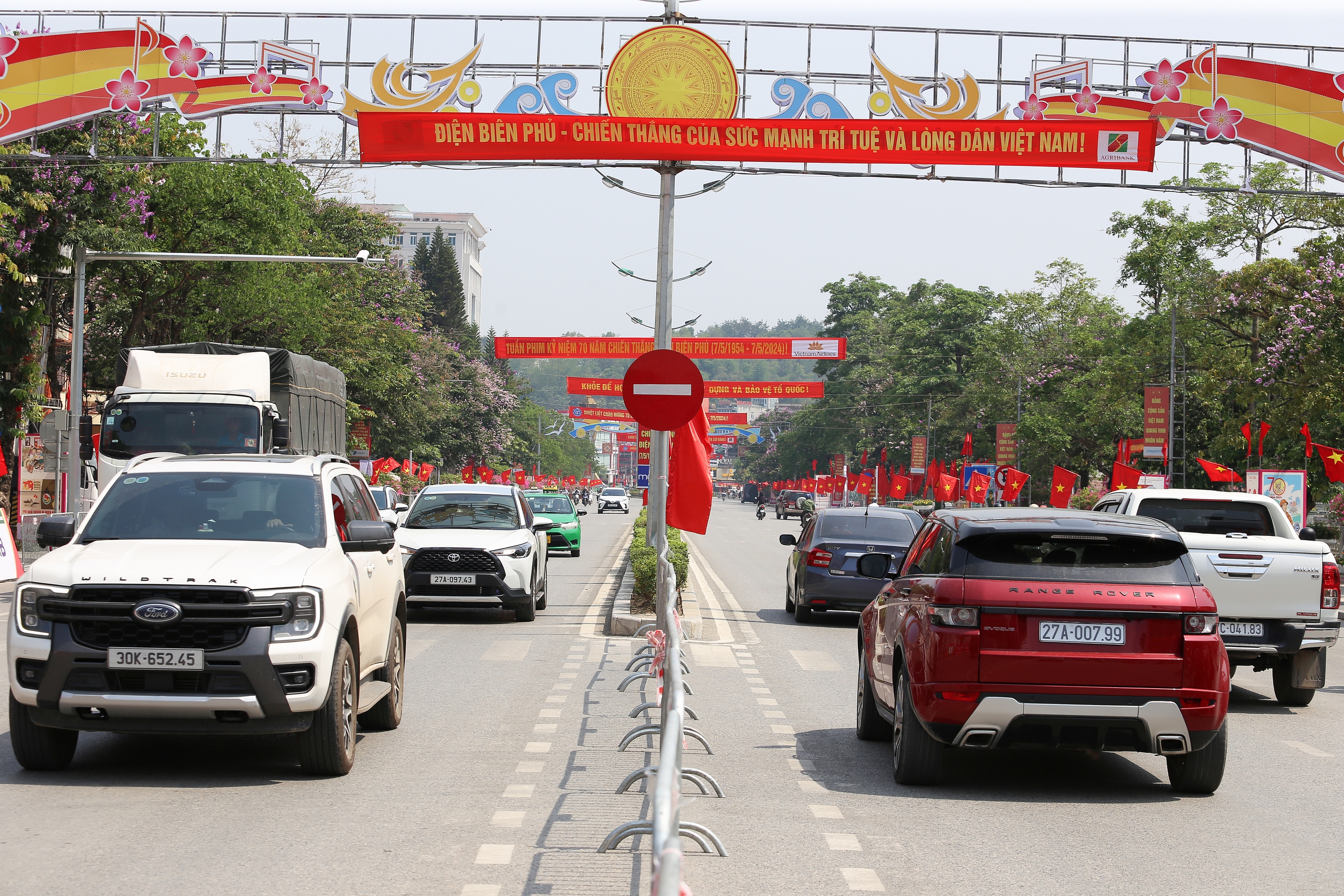 Đường phố Điện Biên Phủ rợp cờ, hoa trước ngày đại lễ- Ảnh 3.