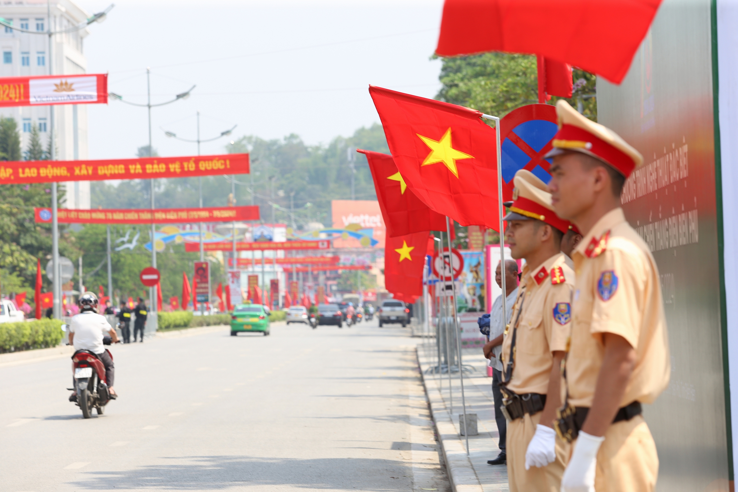 Đường phố Điện Biên Phủ rợp cờ, hoa trước ngày đại lễ- Ảnh 1.