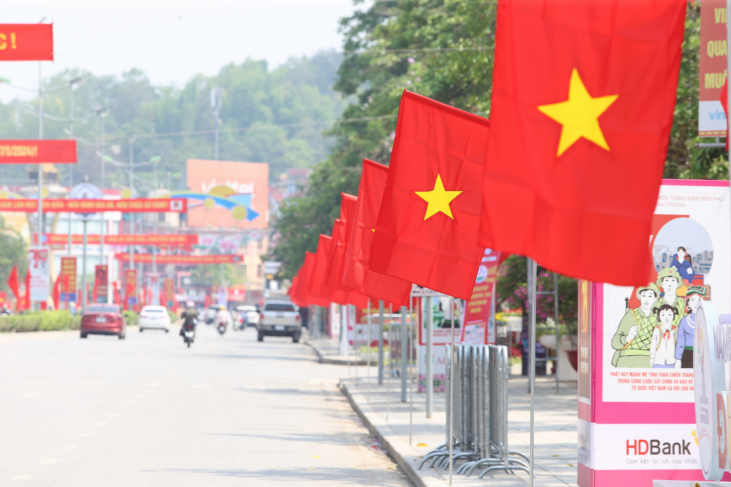 Đường phố Điện Biên Phủ rợp cờ, hoa trước ngày đại lễ- Ảnh 2.
