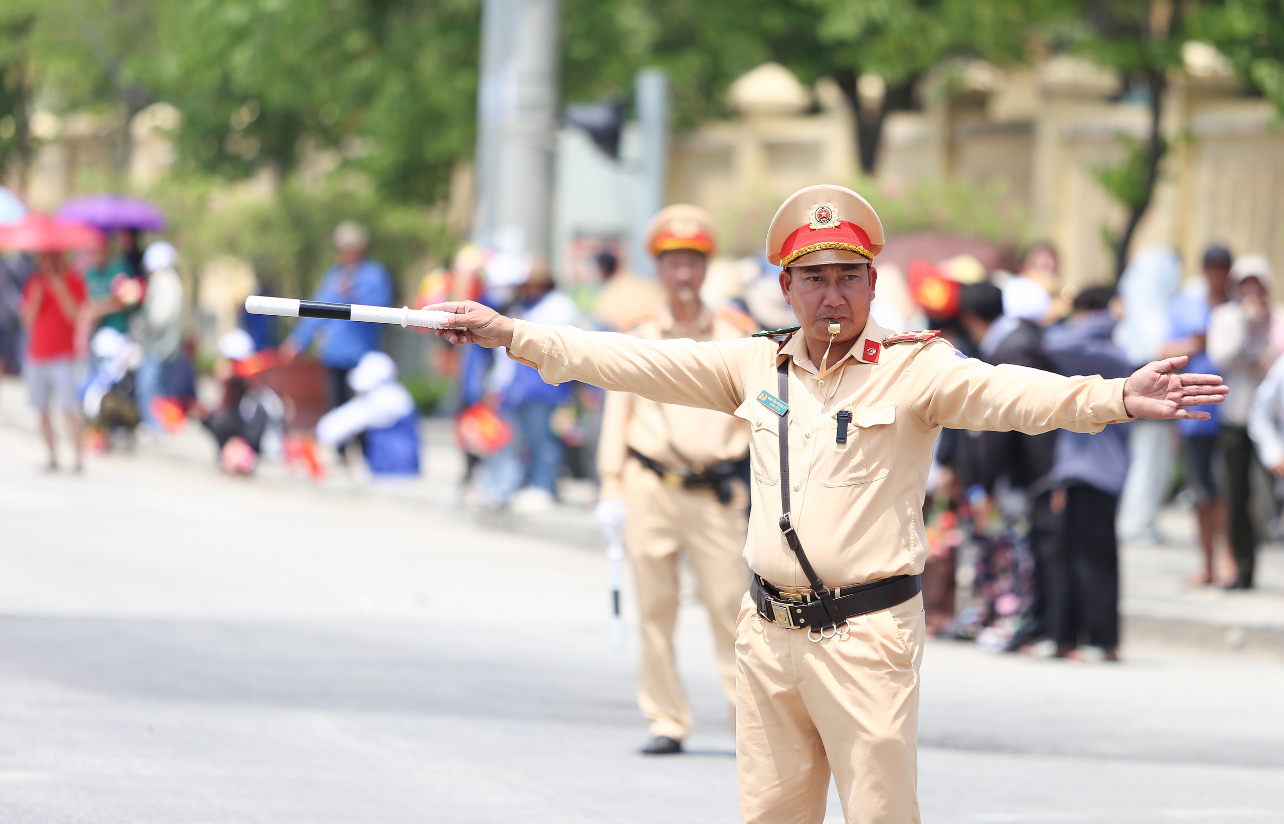 Hàng trăm CSGT phơi mình giữa nắng phân luồng, bảo đảm ATGT tại Điện Biên Phủ- Ảnh 14.