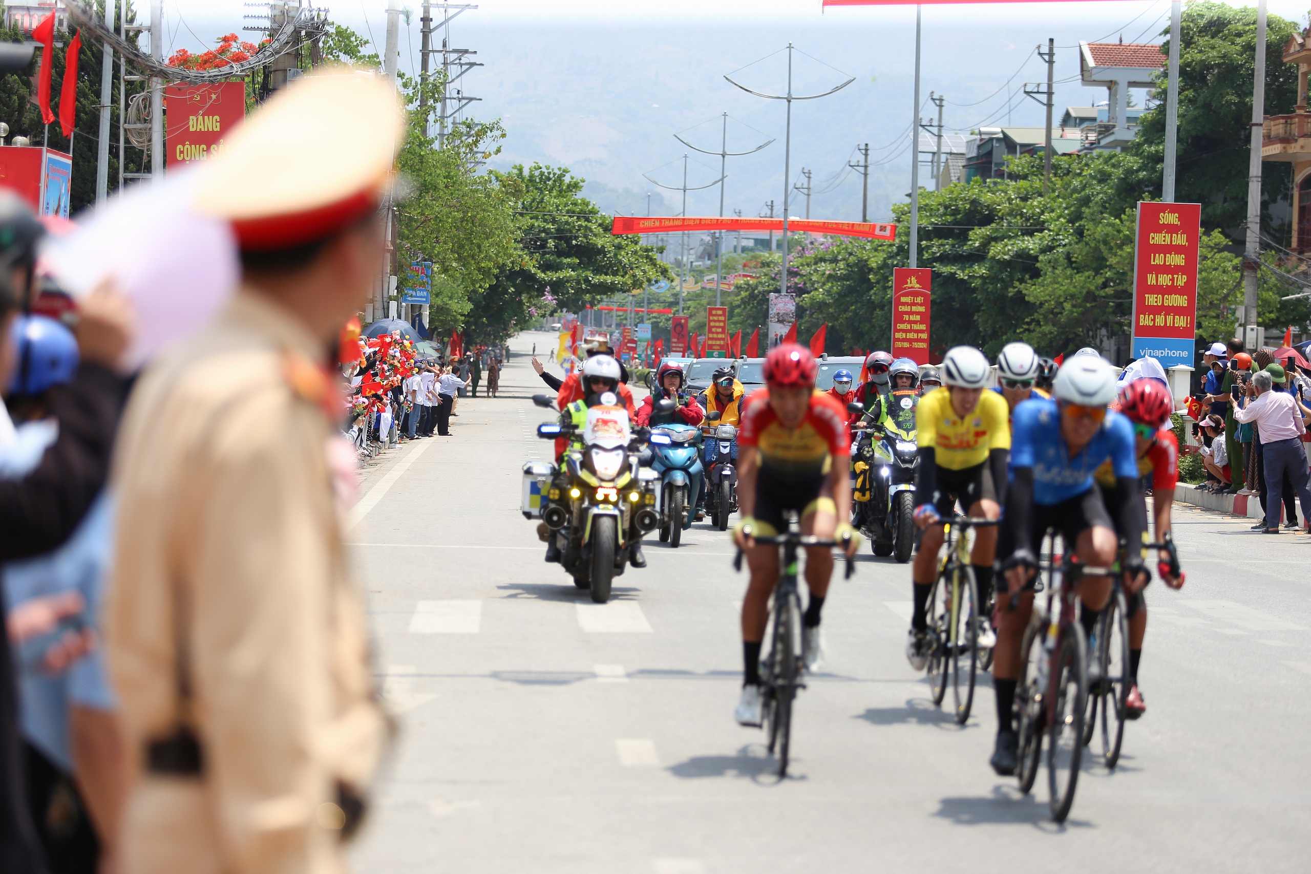 Hàng trăm CSGT phơi mình giữa nắng phân luồng, bảo đảm ATGT tại Điện Biên Phủ- Ảnh 10.