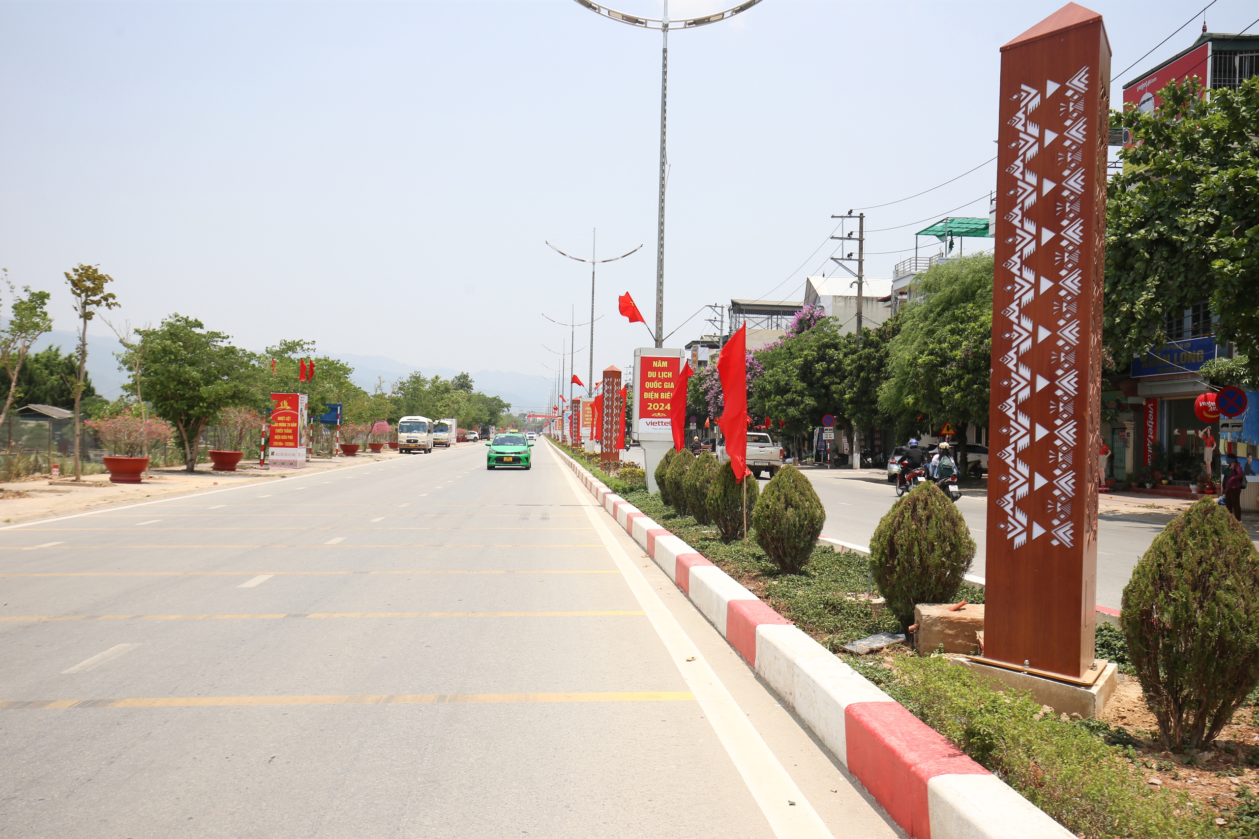 Đường phố Điện Biên Phủ rợp cờ, hoa trước ngày đại lễ- Ảnh 10.