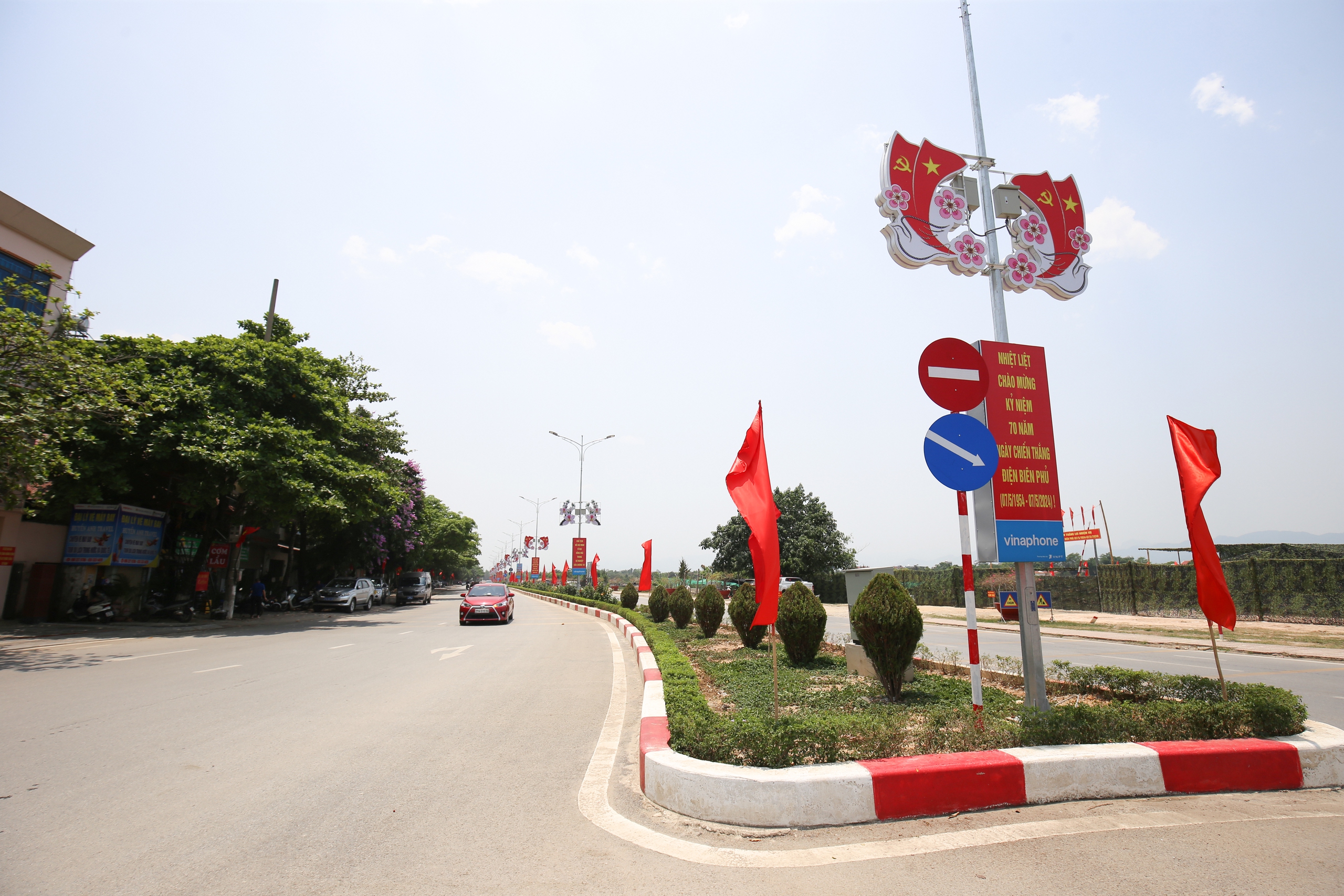 Đường phố Điện Biên Phủ rợp cờ, hoa trước ngày đại lễ- Ảnh 9.