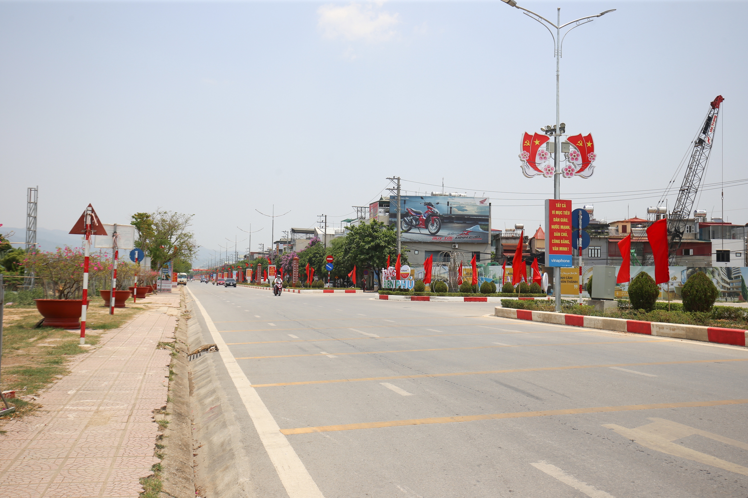 Đường phố Điện Biên Phủ rợp cờ, hoa trước ngày đại lễ- Ảnh 11.