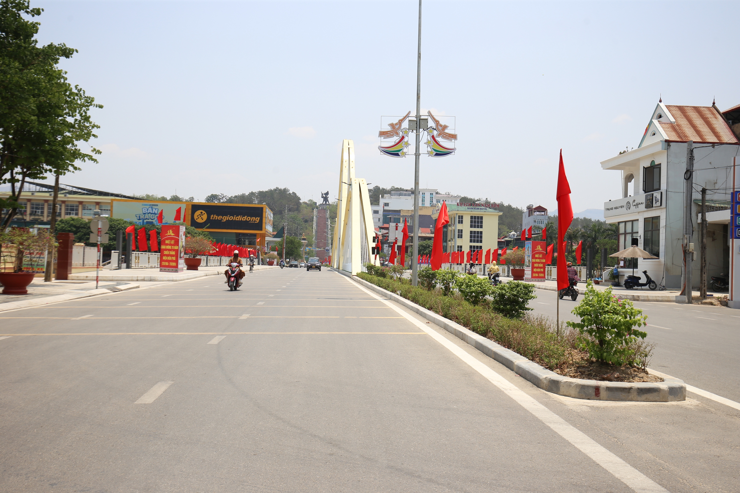 Đường phố Điện Biên Phủ rợp cờ, hoa trước ngày đại lễ- Ảnh 7.