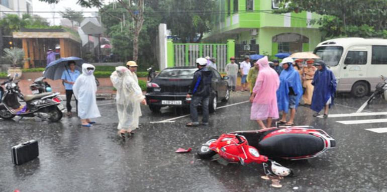 Hàng loạt người dân ngã xe sau cơn mưa đầu mùa, CSGT TP.HCM ra khuyến cáo gấp- Ảnh 1.