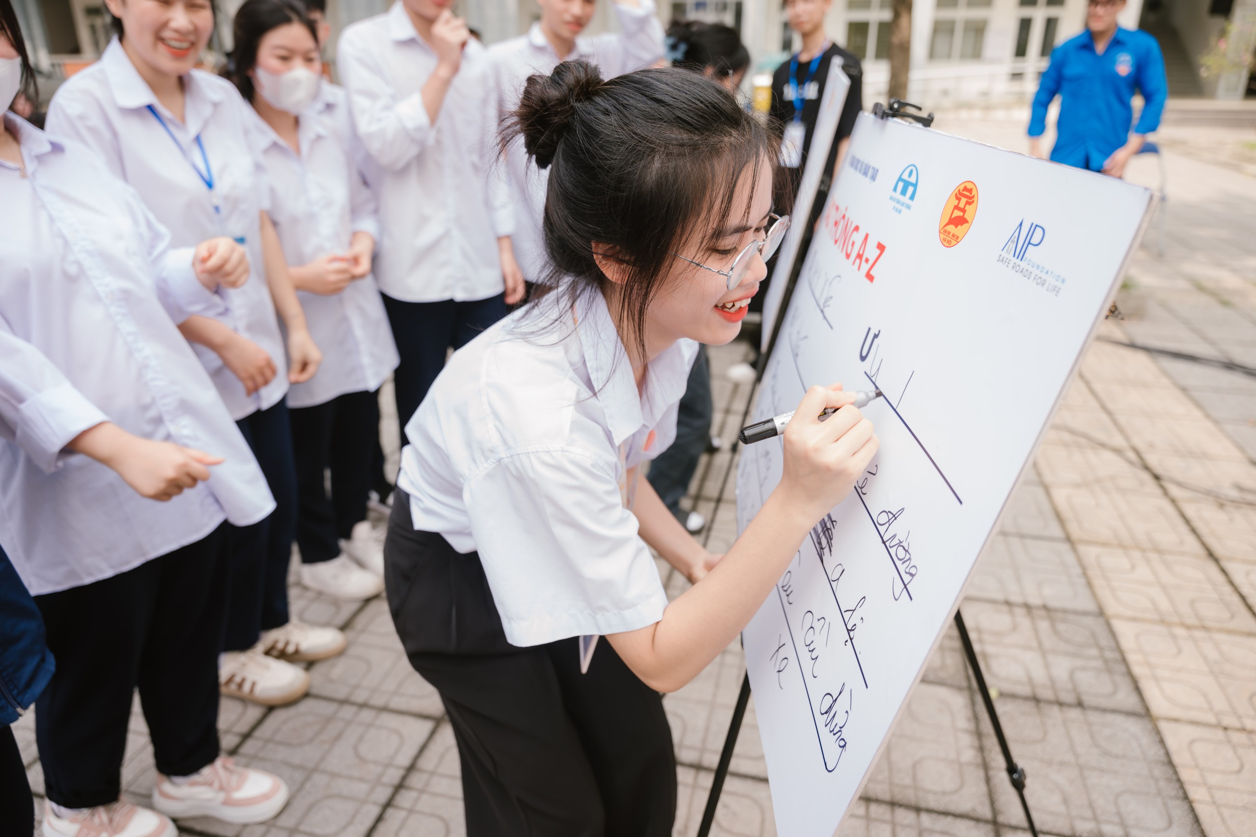 Tặng hơn 1.500 mũ bảo hiểm cho học sinh cấp 3 Hà Nội- Ảnh 8.