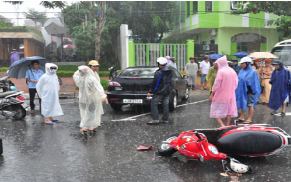 Hàng loạt người dân ngã xe sau cơn mưa đầu mùa, CSGT TP.HCM ra khuyến cáo gấp