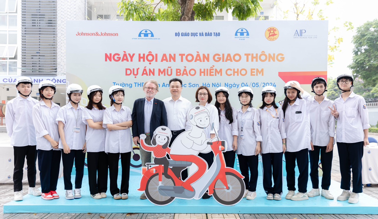 Tặng hơn 1.500 mũ bảo hiểm cho học sinh cấp 3 Hà Nội- Ảnh 3.