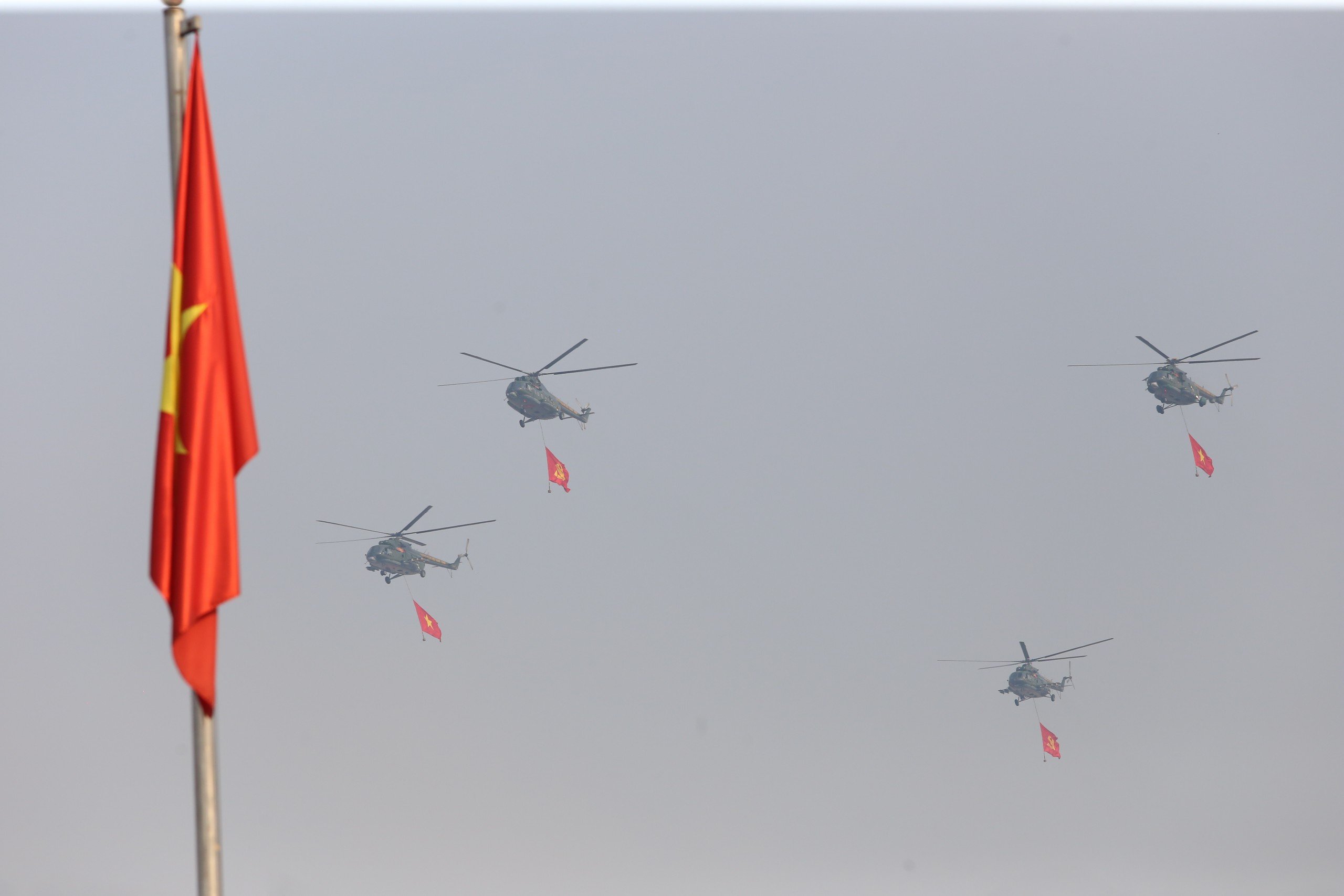 Cận cảnh 11 trực thăng đem theo cờ Đảng, cờ Tổ quốc tung cánh trên bầu trời Điện Biên Phủ- Ảnh 9.