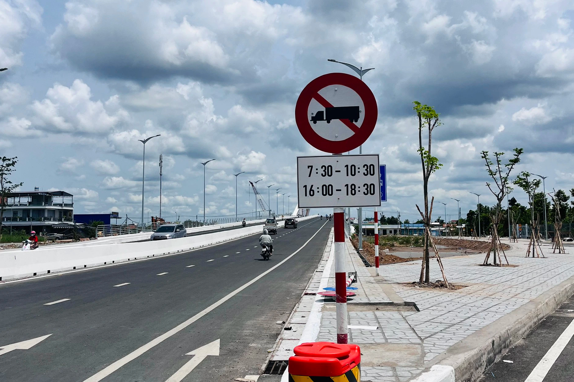 Chỉ cấm xe container qua cầu Trần Hoàng Na theo giờ- Ảnh 1.