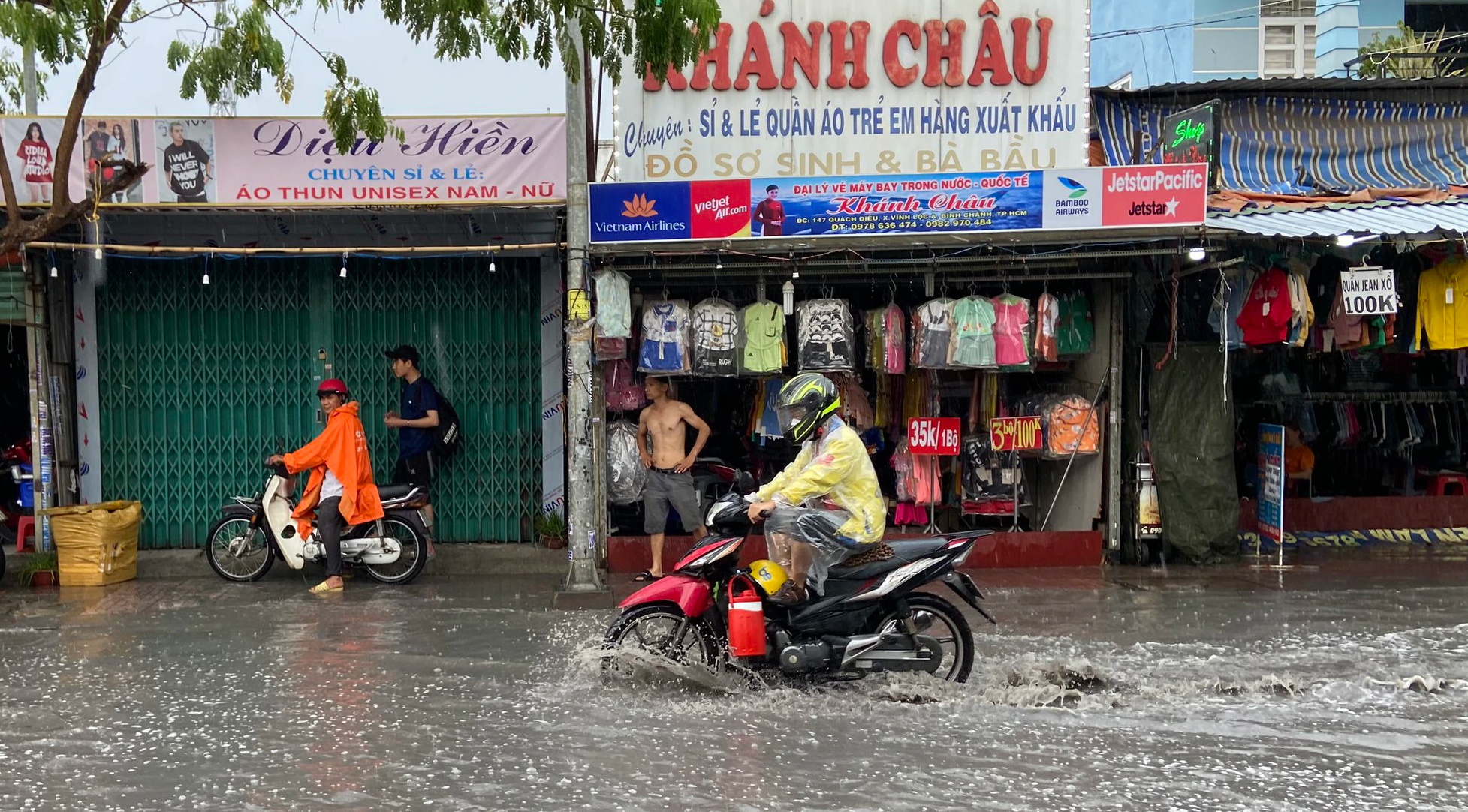 TP.HCM đón "cơn mưa vàng", nhiều người dân bì bõm dắt bộ vì xe chết máy giữa đường- Ảnh 6.