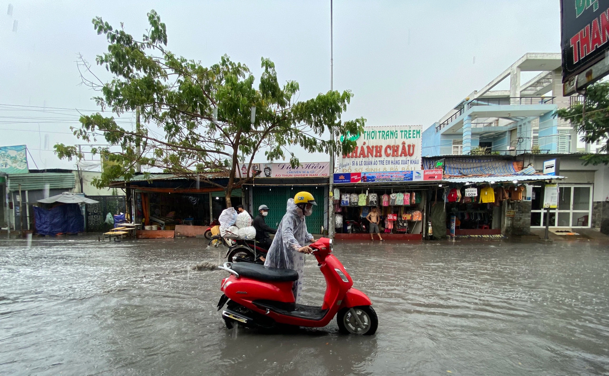 TP.HCM đón "cơn mưa vàng", nhiều người dân bì bõm dắt bộ vì xe chết máy giữa đường- Ảnh 9.