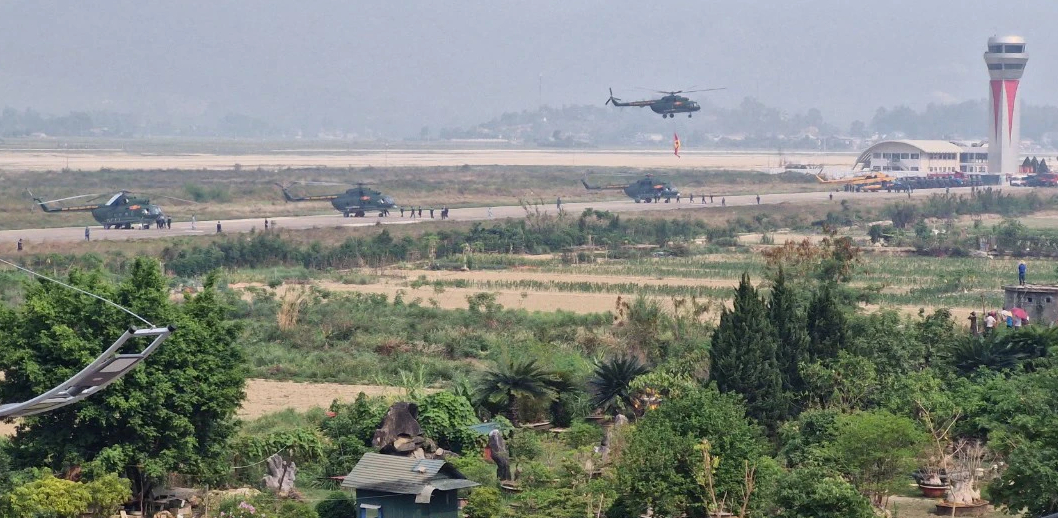Cận cảnh 11 trực thăng đem theo cờ Đảng, cờ Tổ quốc tung cánh trên bầu trời Điện Biên Phủ- Ảnh 14.