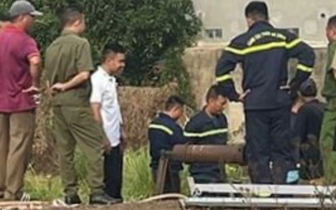 Tìm thấy thi thể cháu bé 7 tuổi bị vùi dưới giếng sâu 21m- Ảnh 2. Huy động nhiều lực lượng lùng sục giếng, suối, lô cao su tìm bé 8 tuổi mất tích