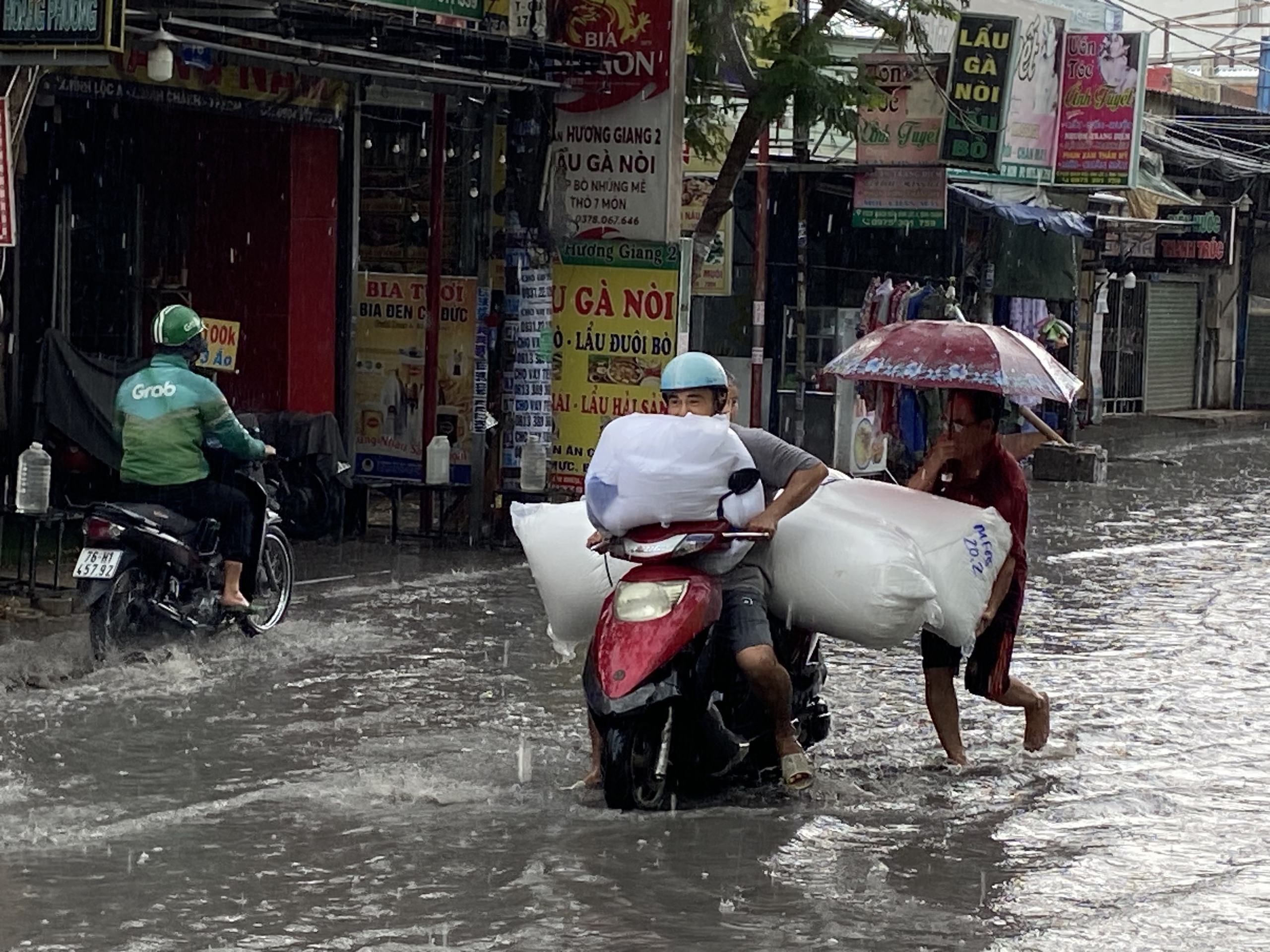 TP.HCM đón "cơn mưa vàng", nhiều người dân bì bõm dắt bộ vì xe chết máy giữa đường- Ảnh 7.