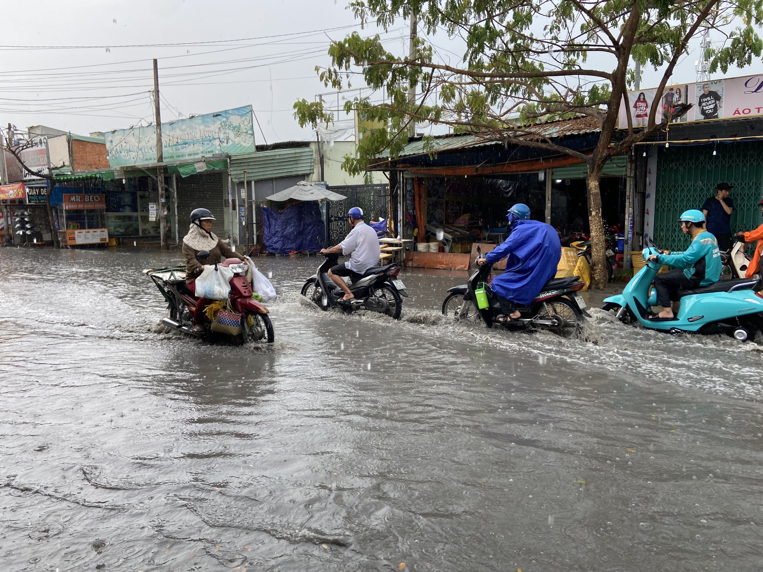 TP.HCM đón "cơn mưa vàng", nhiều người dân bì bõm dắt bộ vì xe chết máy giữa đường- Ảnh 5.