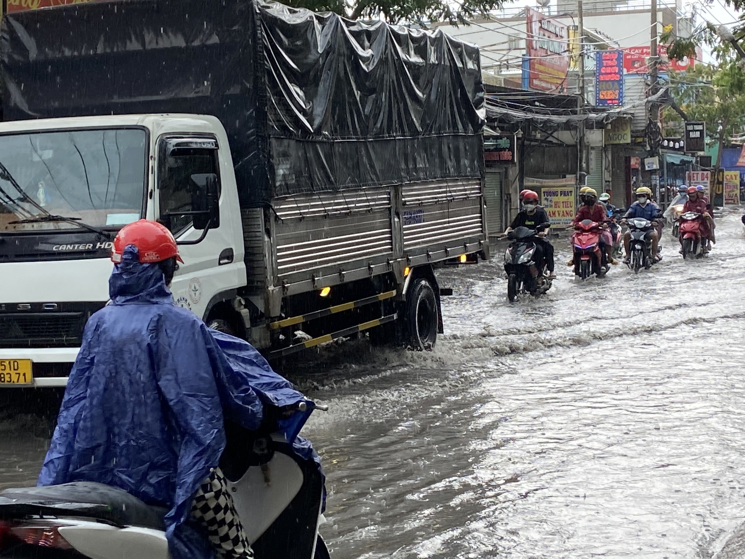 TP.HCM đón "cơn mưa vàng", nhiều người dân bì bõm dắt bộ vì xe chết máy giữa đường- Ảnh 4.