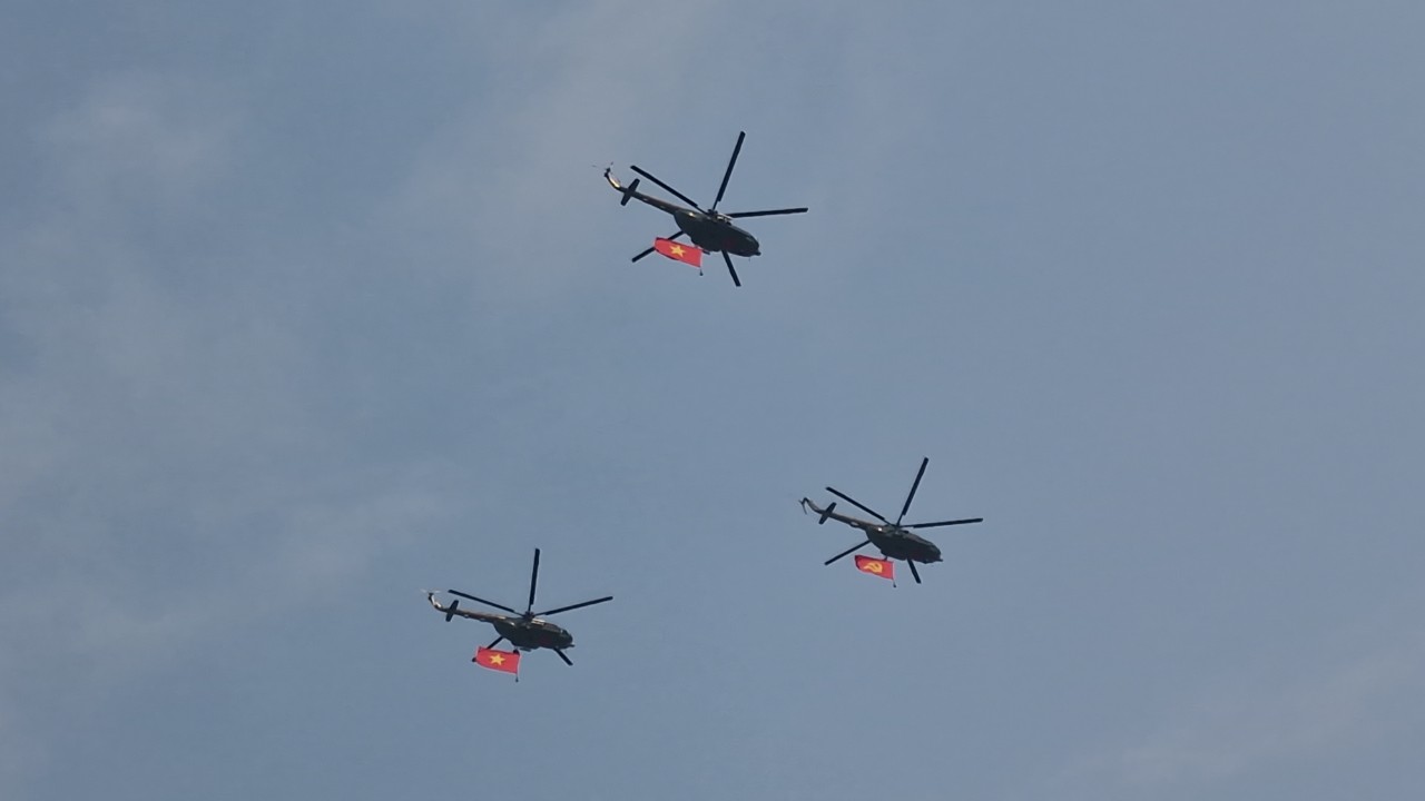 Cận cảnh 11 trực thăng đem theo cờ Đảng, cờ Tổ quốc tung cánh trên bầu trời Điện Biên Phủ- Ảnh 10.