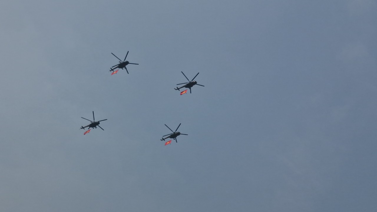 Cận cảnh 11 trực thăng đem theo cờ Đảng, cờ Tổ quốc tung cánh trên bầu trời Điện Biên Phủ- Ảnh 13.