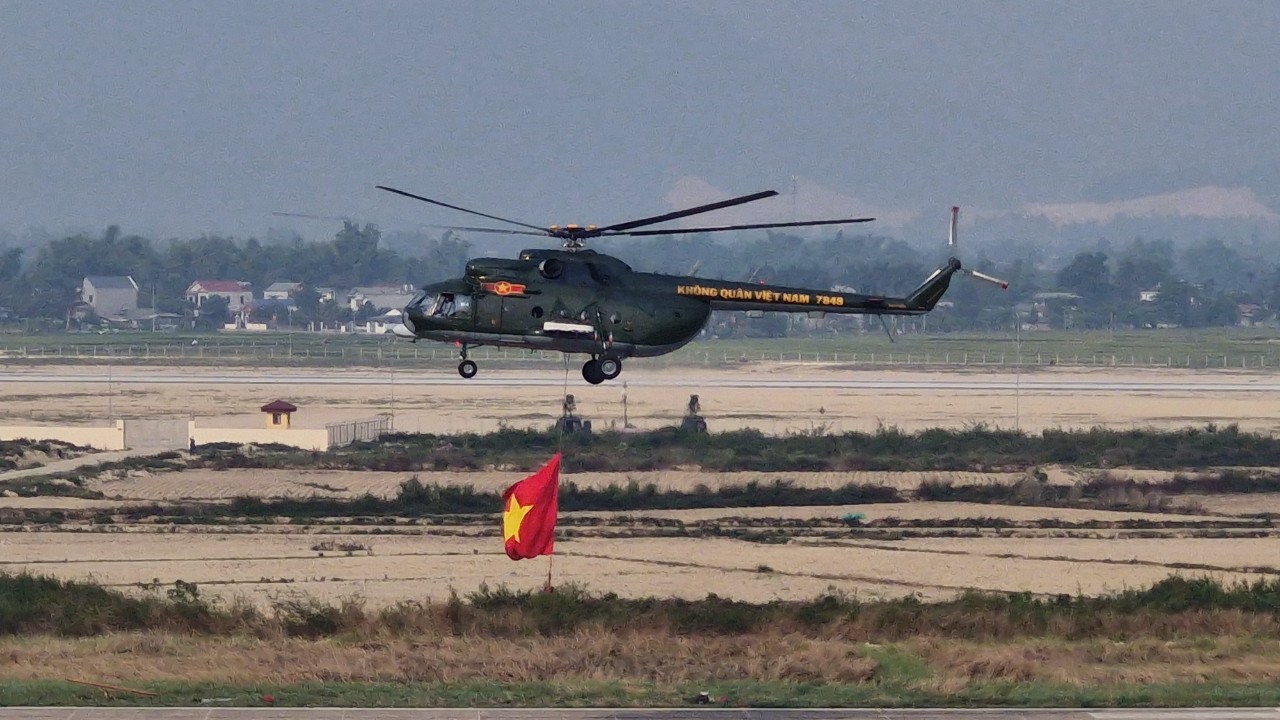 Cận cảnh 11 trực thăng đem theo cờ Đảng, cờ Tổ quốc tung cánh trên bầu trời Điện Biên Phủ- Ảnh 3.