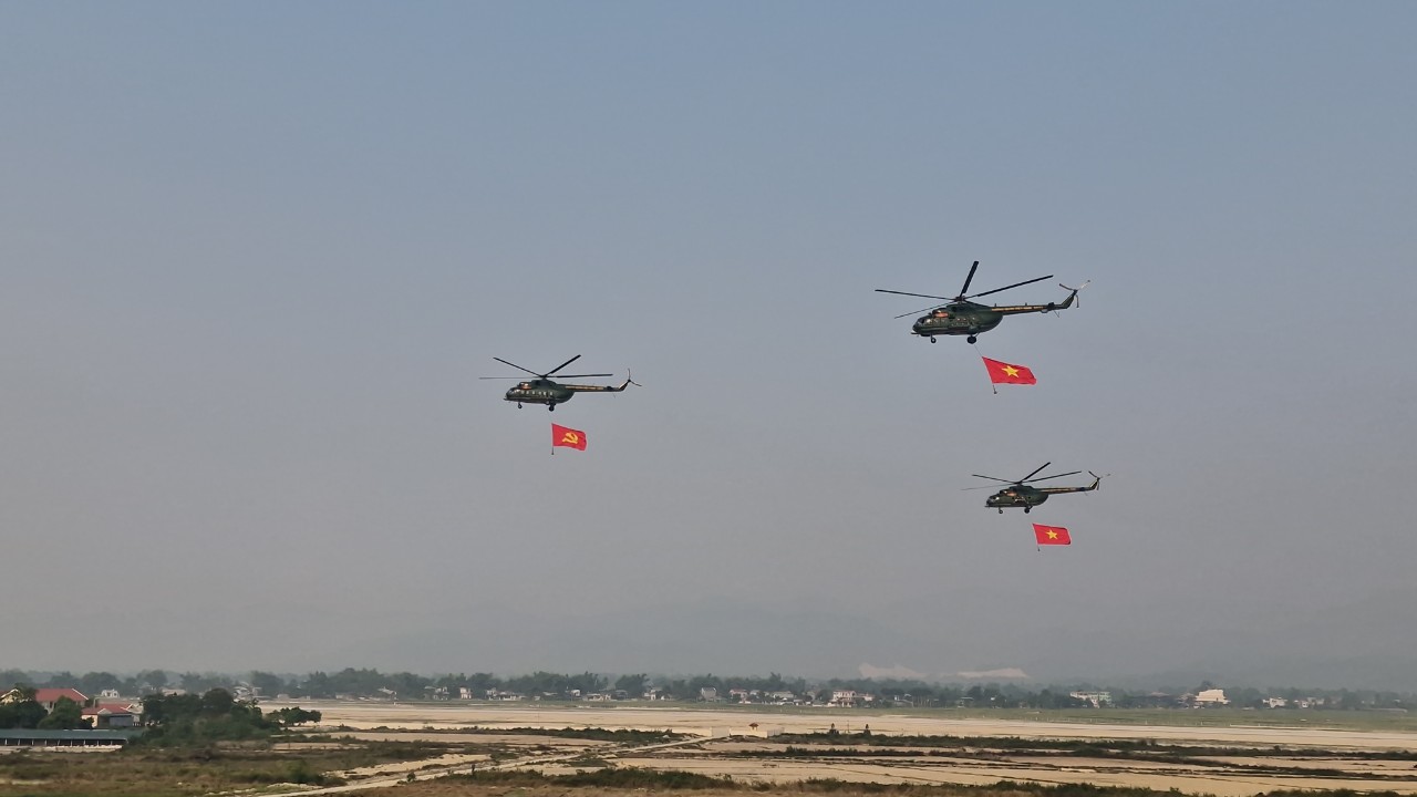 Cận cảnh 11 trực thăng đem theo cờ Đảng, cờ Tổ quốc tung cánh trên bầu trời Điện Biên Phủ- Ảnh 4.