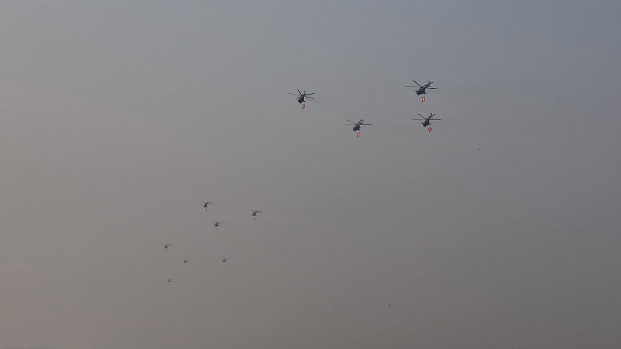 Cận cảnh 11 trực thăng đem theo cờ Đảng, cờ Tổ quốc tung cánh trên bầu trời Điện Biên Phủ- Ảnh 12.