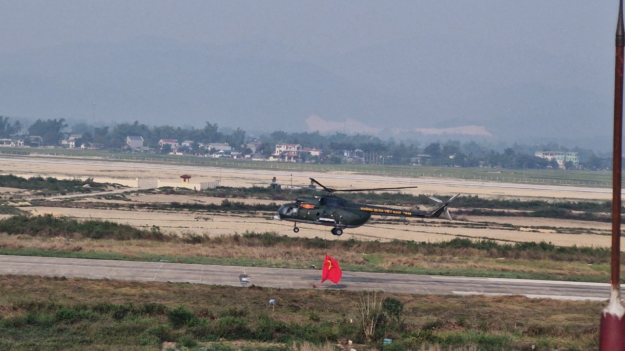 Cận cảnh 11 trực thăng đem theo cờ Đảng, cờ Tổ quốc tung cánh trên bầu trời Điện Biên Phủ- Ảnh 2.