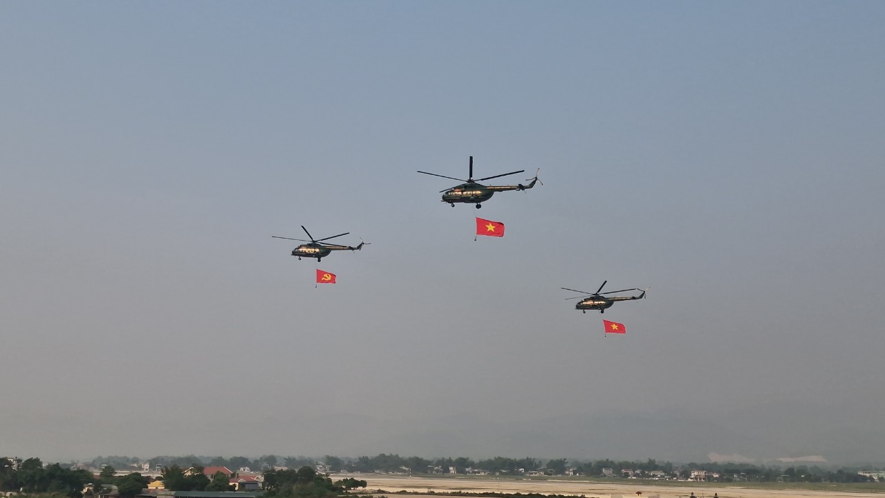 Cận cảnh 11 trực thăng đem theo cờ Đảng, cờ Tổ quốc tung cánh trên bầu trời Điện Biên Phủ- Ảnh 7.
