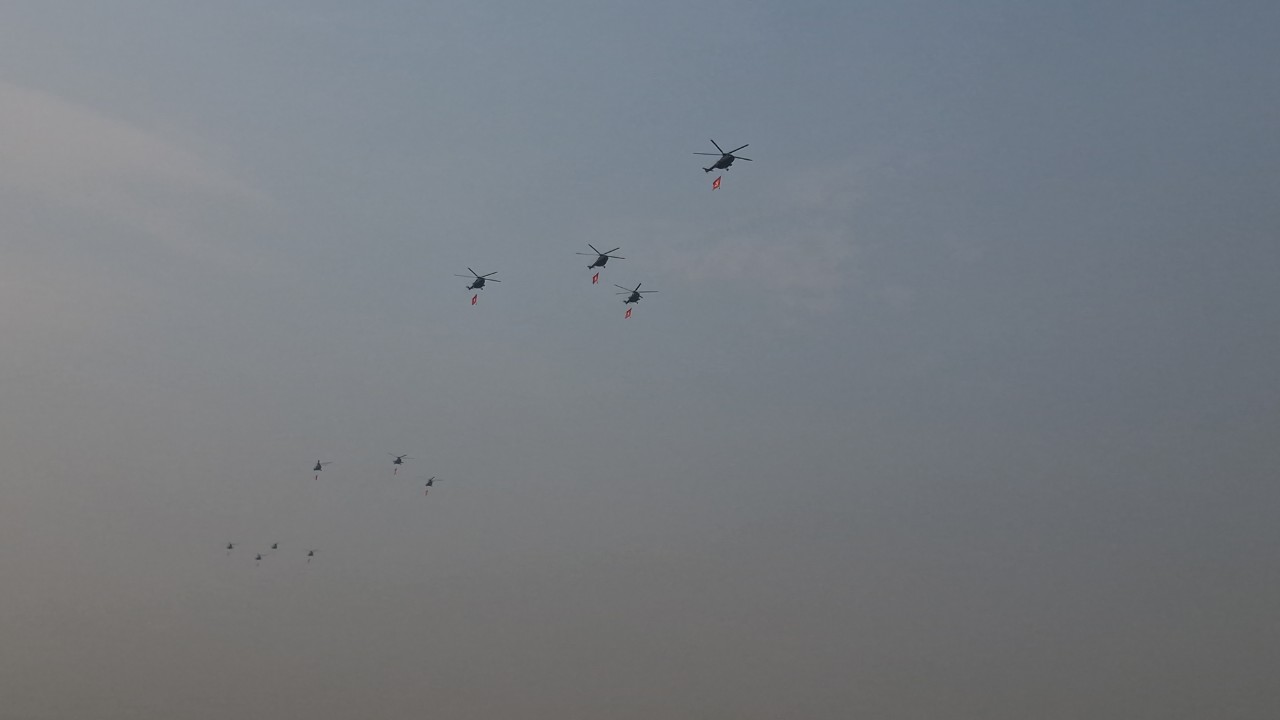 Cận cảnh 11 trực thăng đem theo cờ Đảng, cờ Tổ quốc tung cánh trên bầu trời Điện Biên Phủ- Ảnh 11.