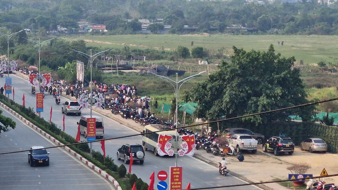 Cận cảnh 11 trực thăng đem theo cờ Đảng, cờ Tổ quốc tung cánh trên bầu trời Điện Biên Phủ- Ảnh 16.