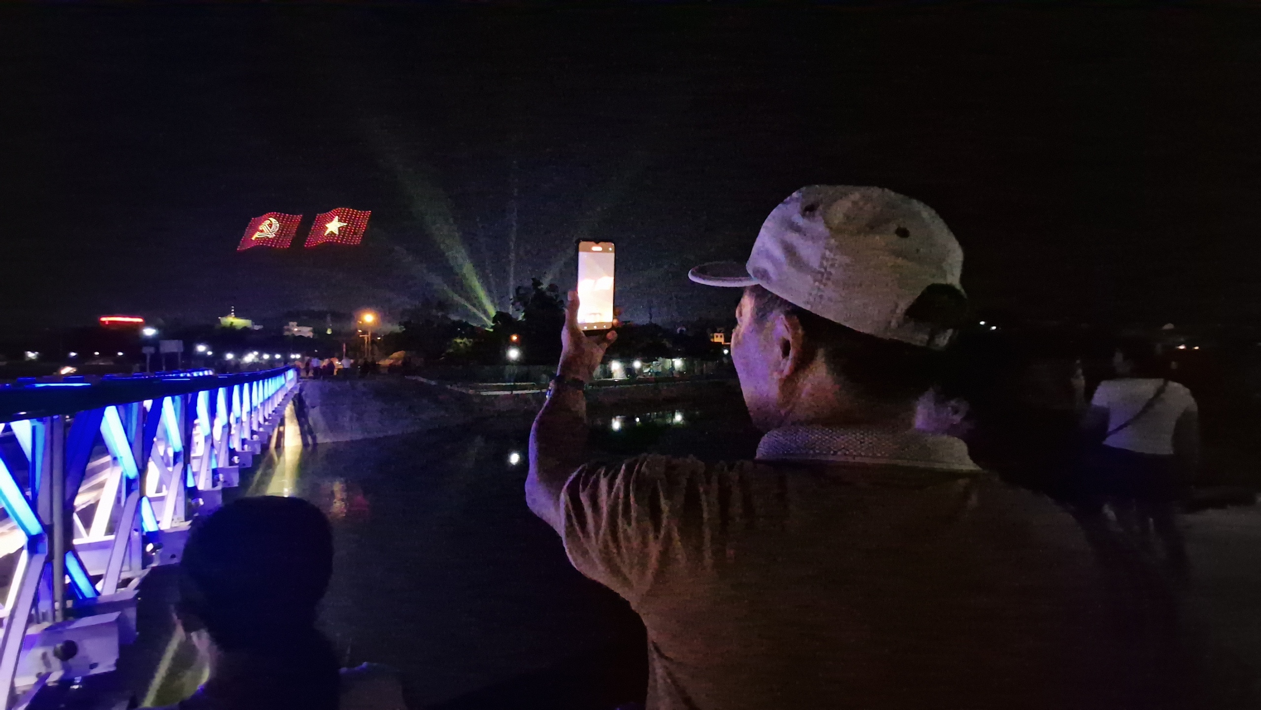 Người dân chen chân xem màn biểu diễn ánh sáng ở Điện Biên Phủ- Ảnh 6.