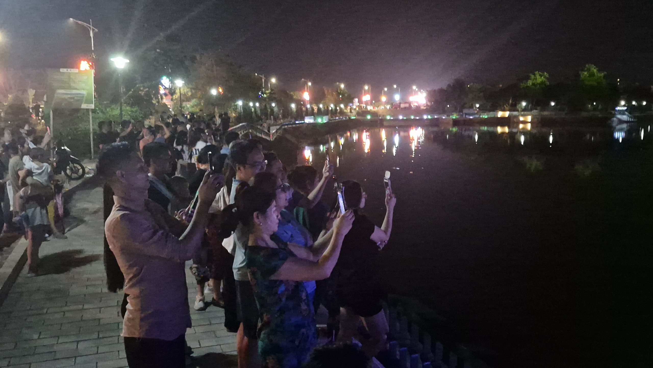 Người dân chen chân xem màn biểu diễn ánh sáng ở Điện Biên Phủ- Ảnh 7.