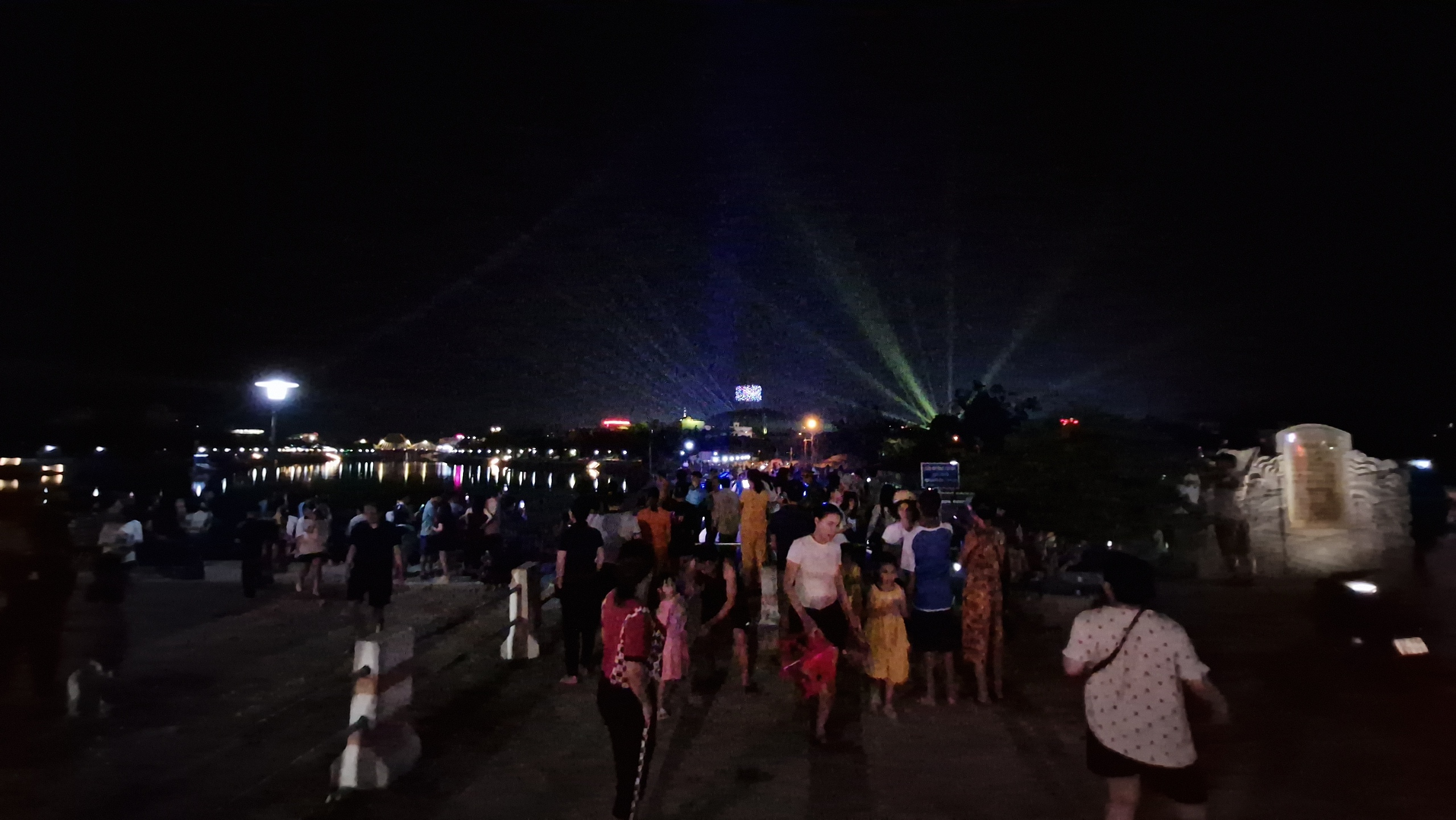 Người dân chen chân xem màn biểu diễn ánh sáng ở Điện Biên Phủ- Ảnh 8.