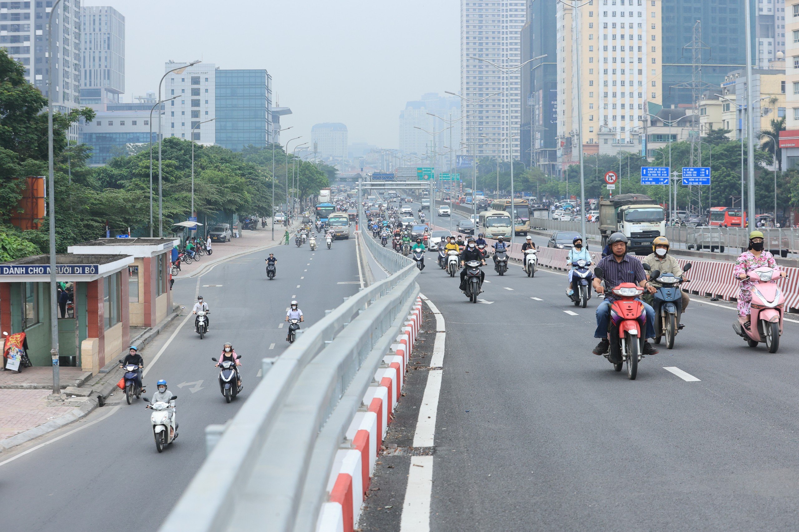 Nút giao Mai Dịch bớt ùn tắc ngày đầu đưa cầu vượt thép vào khai thác- Ảnh 3.