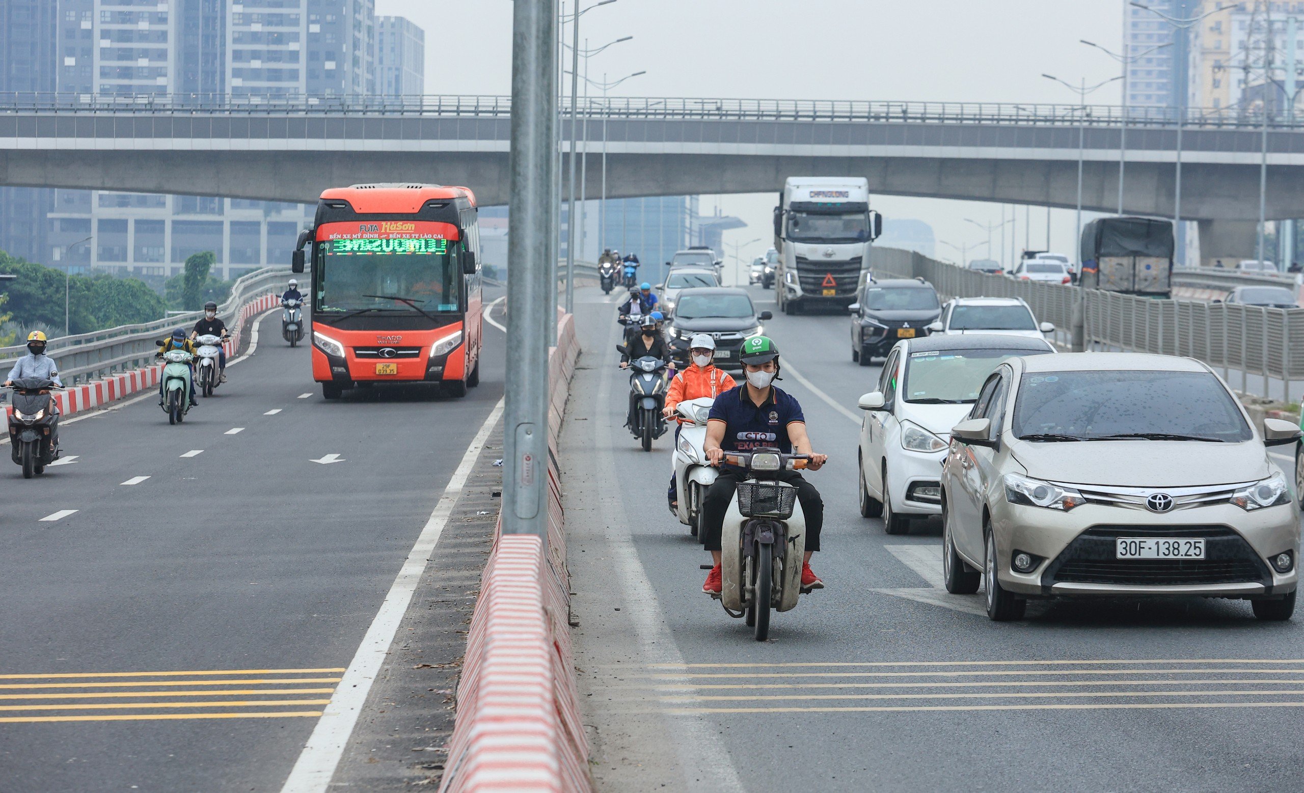 Nút giao Mai Dịch bớt ùn tắc ngày đầu đưa cầu vượt thép vào khai thác- Ảnh 4.