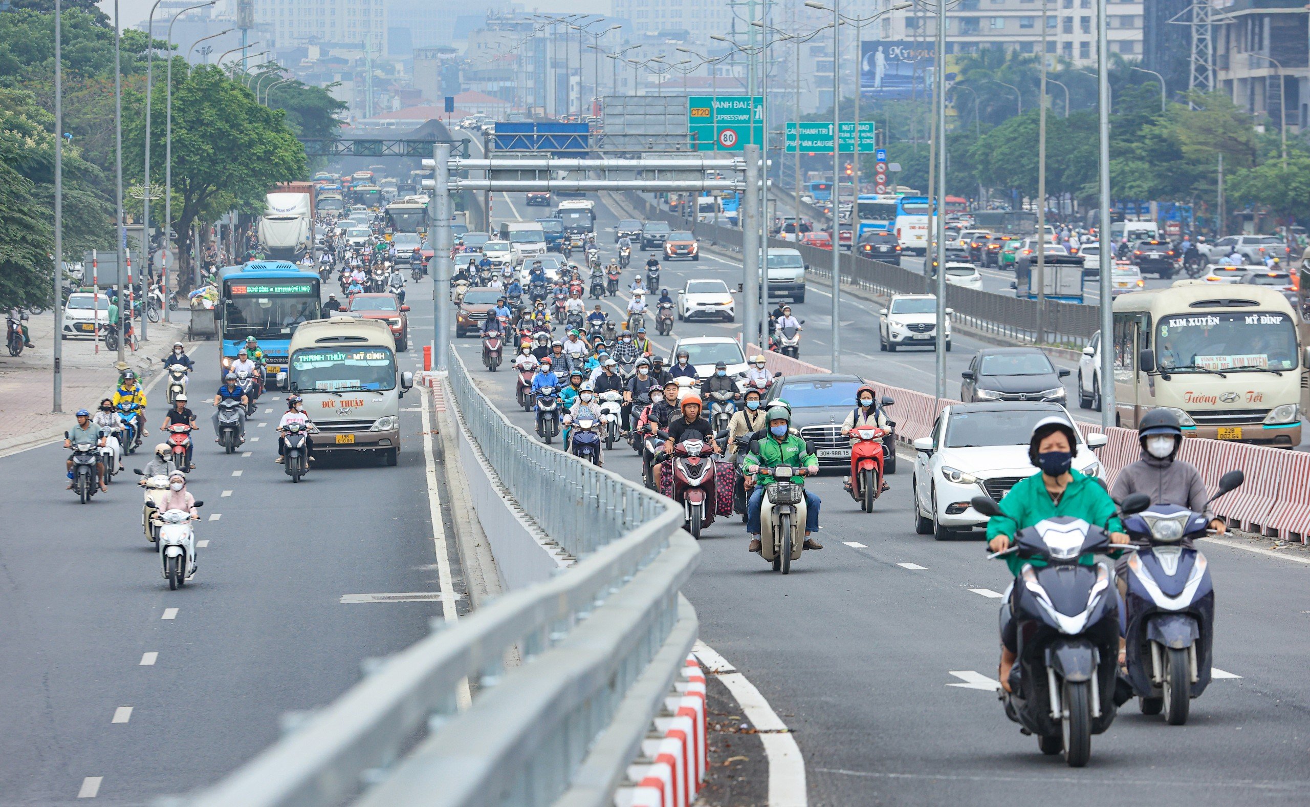 Nút giao Mai Dịch bớt ùn tắc ngày đầu đưa cầu vượt thép vào khai thác- Ảnh 5.